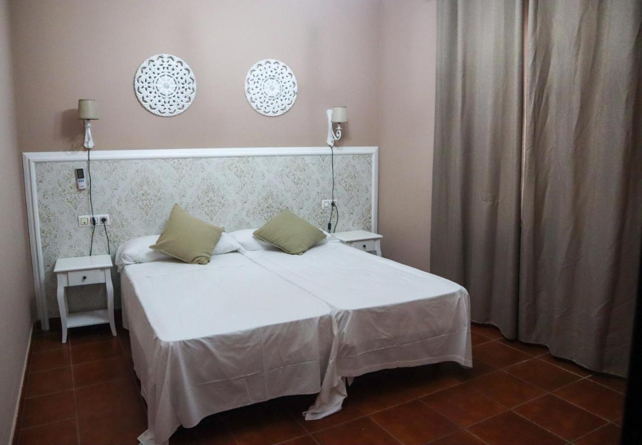 Apartamentos Turisticos Casa Cantillo การ์โมนา ภายนอก รูปภาพ