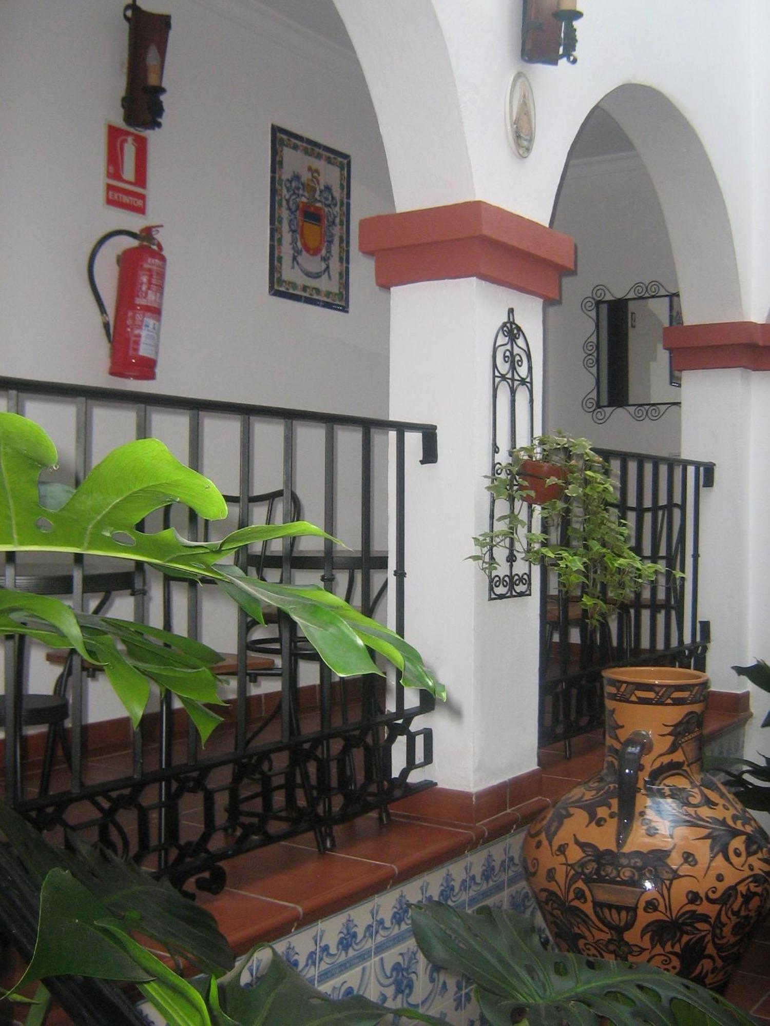 Apartamentos Turisticos Casa Cantillo การ์โมนา ภายนอก รูปภาพ